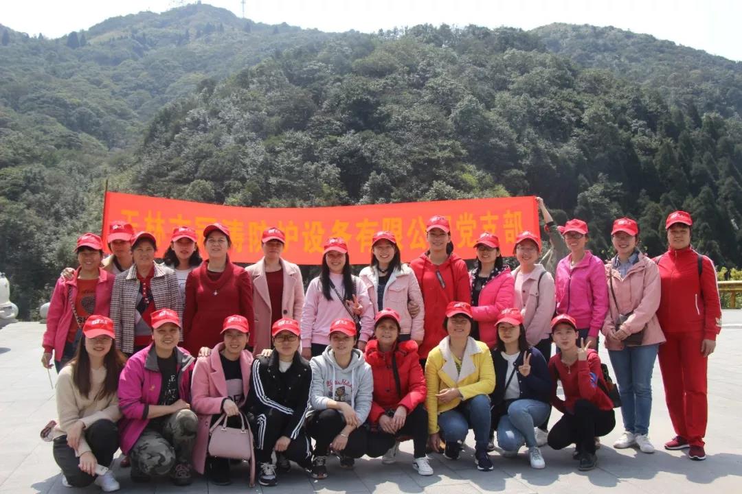 公司女员工快乐出游，欢庆“三八妇女节”